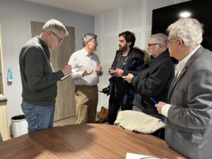 Des journalistes en pleine interview sur les plastrons, un dispositif simple mais très efficace pour les patients