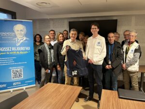 Photo de famille avec les donateurs et mécènes aux côtés du Dr Cédric Damm, chef du SAMU-SMUR de Rouen et du Pr Déchelotte, président de la Fondation Charles Nicolle
