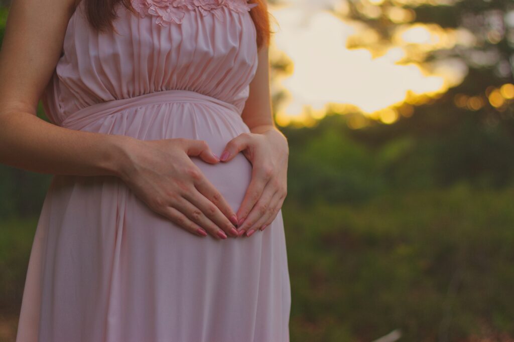 Le programme MATERNAL prévoit plusieurs temps de dépistage, du début de grossesse jusqu’à un an après la naissance.