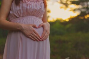 Le programme MATERNAL prévoit plusieurs temps de dépistage, du début de grossesse jusqu’à un an après la naissance.